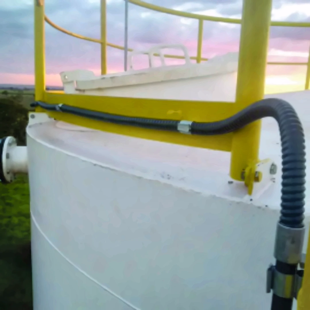 Eletroduto flexível fixado em estrutura metálica de instalação externa