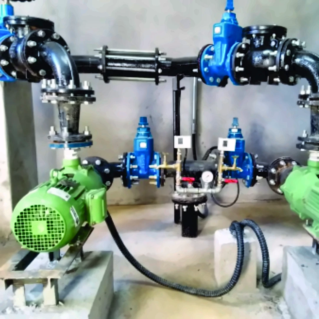 Conjunto técnico com motores elétricos, válvulas e tubulações de bombeamento